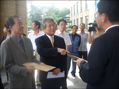 항의서한 전달 73개 대전충청지역 대표가 충남도의 세종특별자치시 반대에 대한 항의서한을 충남도 관계자에게 전달하고 있다.