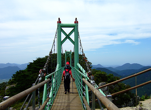 적석산의 현수교. 　