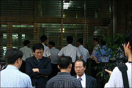 닫힌 교육청 안건 심의를 하루 앞둔, 13일, 서울시교육청 본관 셔터는 내려져 있다. 학부모들과 교사들의 출입을 막기 위해서다. 