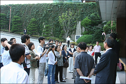 서울시교육청 본관 정문 앞, 출입이 봉쇄된 학부모들과 교사들은 그 자리에 서서 교육청 관계자에게 의견을 전달하고 있다. 