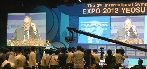 2012여수세계박람회 제2차 국제심포지엄 첫째날 발표와 토론이 끝난 후 미래학자인 앨빈 토플러 박사가 동시 통역 기자회견을 하고 있다.