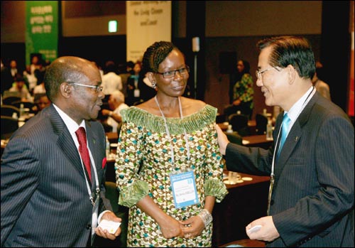 박준영 전남지사(사진 오른쪽)가 국제심포지엄 행사장에서 세계박람회기구(BIE) 회원국 대표들을 만나 여수 세계박람회의 시의성과 당위성에 대해 설명하고 있다.  