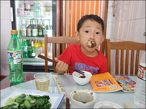 동파육. 기름기가 많아 보이지만 맛은 아주 좋다.  
