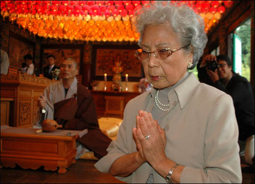 고 윤이상 선생의 부인 이수자 여사가 14일 오후 통영 미래사에서 열린 '윤이상 추모제'에 참석해 두 손을 모아 기도하고 있다.