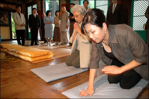 고 윤이상 선생의 부인 이수자 여사와 딸 윤정씨가 미래사 법당에서 절을 하고 있다.