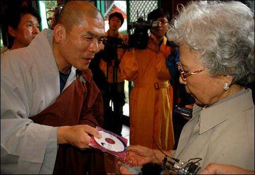 미래사 주지 여진 스님이 염불소리를 담은 음악시디를 이수자 여사한테 선물로 전달하고 있다.