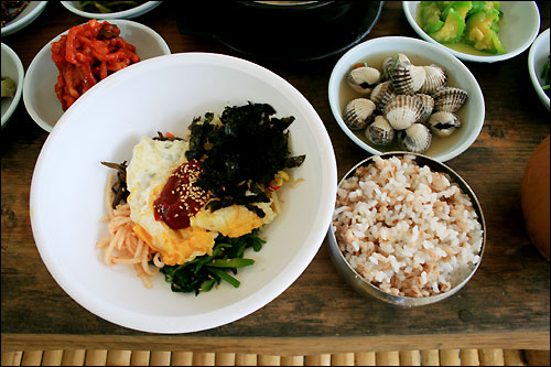  쌈밥이나 보리밥 등의 토속음식은 넉넉하고 푸짐하게 먹어야 맛이 살아난다.