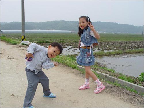 귀염둥이 4살 아들과 7살 딸 아빠를 어찌나 좋아하는지, 요즘 하늘보다 높은 인기 때문에 행복한 몸살 좀 앓고 있습니다.^^