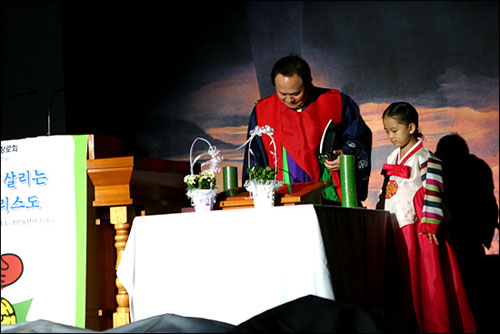 양태윤 91회 총회장과 생명을 상징하는 어린이가 함께 등단을 했다.