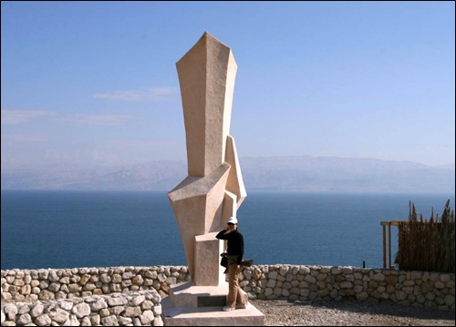 사해가 내려다보이는 언덕에 세워져 있는 쿰란 기념조형물