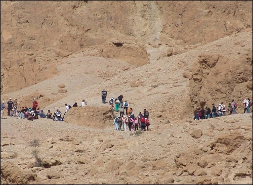 바위산을 오르고 있는 이스라엘 학생들