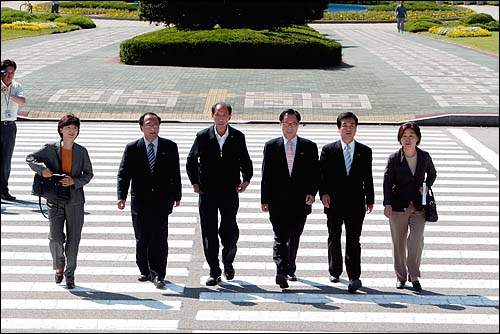 17대 국회 개원 첫날인 지난 2004년 5월 31일, 당시 당대표인 권영길 의원이 다른 민주노동당 의원들과 함께 국회 본관을 향해 걸어오고 있다.