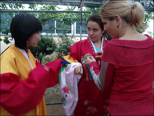 전통혼례복을 입어보고 있는 외국인 참가자들.