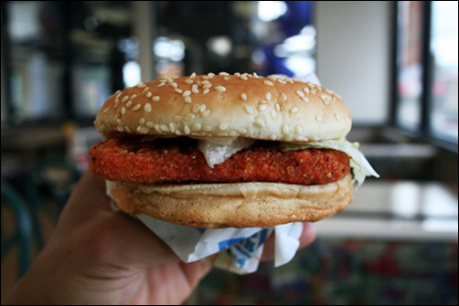 가끔 고기(?)가 먹고 싶을 땐 맥도날드를 이용하다가 어느 날 $1짜리 치킨버거를 발견하고 나서부터는 버거킹을 이용한다.