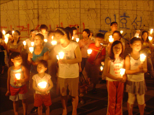 연현중학교 학부모들의 지난 8월 성채산앞 촛불집회