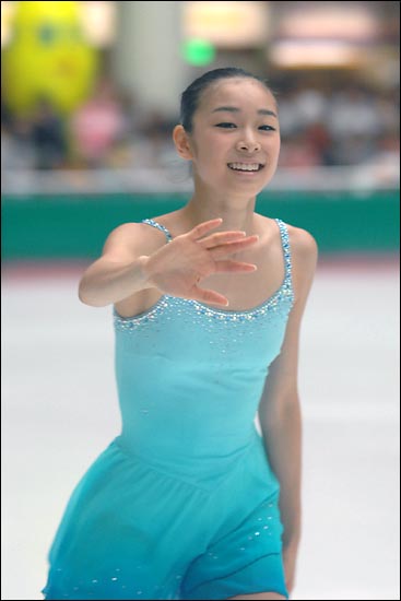  피겨스케이트의 요정 김연아 선수가 팬들을 위한 공연을 마친 후, 손을 흔들며 감사의 인사를 전하고 있다.