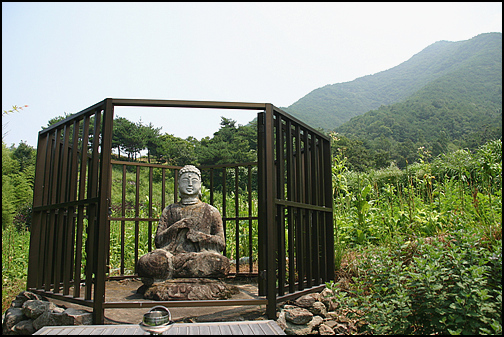 갈항사터 석조 비로자나불 갈항사터 쇠창살안에 모셔진 석조 비로자나불