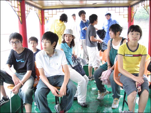 비를 피해 선상의 실내에 갇힌 학생들