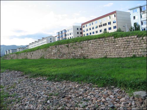 집안시에 남아있는 국내성의 옛 성벽
