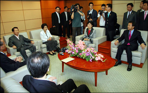 김대중 전 대통령의 권유에도 불구하고 손학규(맨 오른쪽)-정동영(앞쪽) 두 후보는 끝까지 자리를 지키며 한반도 정세에 대한 김 전 대통령의 설명을 청취했다.