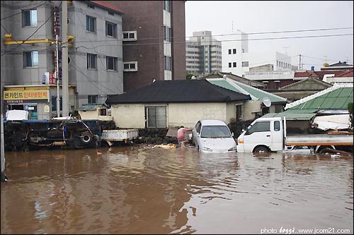 얼마전 폭우때 넘친 물이 채 마르기도 전에 다시 물에 잠겨버린 집들