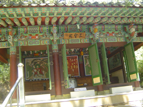 산신의 모습이다. 불교가 한국 민속종교와 습합한 모습, 절집 어디서나 볼 수 있다.