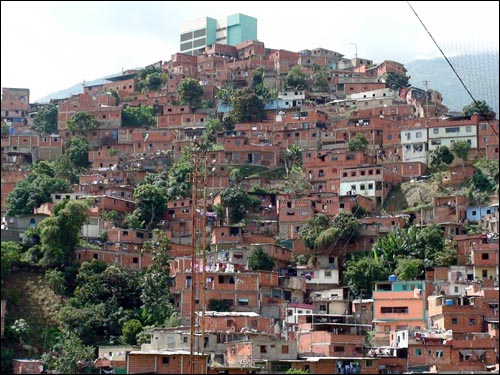 베네수엘라 인구의 60-80%는 빈민. 그들 가운데 다수는 '바리오'라 불리는 달동네에 산다. 