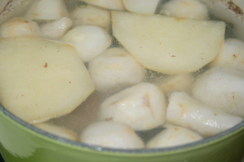  토란을 처음부터 넣으면 너무 익어서 터져버릴 수 있으므로 물이 끓을 때 넣도록 합니다.