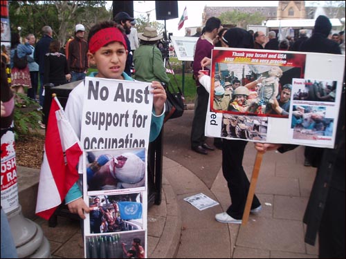 호주가 미국의 중동침략을 지원하는 걸 반대하는 시드니 시위 장면.