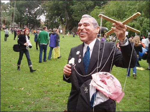 '하워드는 부시의 꼭두각시'라며 호주의 이라크 파병을 비판, 풍자한 APEC 시위 참가자.