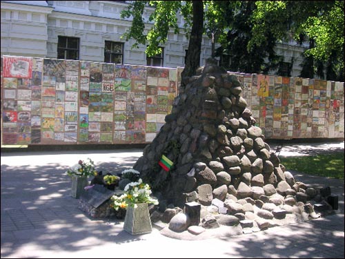 강제이주 희생자와 빨치산을 추모하는 돌탑. KGB박물관이라는 이름으로 더 잘 알려진, 리투아니아의 수도 빌뉴스의 학살희생박물관 앞뜰에 만들어져 있다.