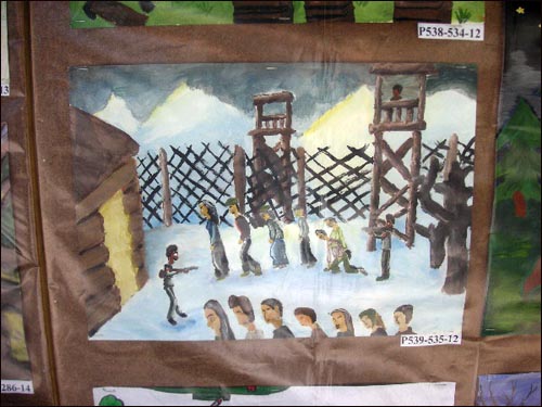 제1차 강제이주가 이뤄진 6월 14일은 리투아니아에서 강제이주 희생자를 추모하는 날이다. 행사 기간 중 학살희생박물관 벽에 걸린, 시베리아 강제이주를 주제로 한 어린이들의 그림 1.
