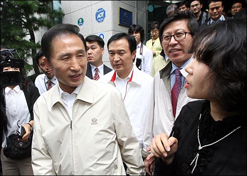 이명박 한나라당 대선 후보가 19일 오전 서울 서초동 대한법률구조공단에서 열린 신용불량자와의 '타운미팅'을 끝내고 나오는 길에 일명 '마사지걸' 발언에 대한 질문을 받고 "내 이야기가 아니라 선배의 경험담을 전한 것"이라고 밝혔다.
