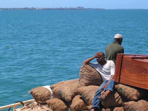  완행여객선 갑판에는 감자와 옥수수, 가구들까지 가득 실려있다.(탄자니아 잔지바르 섬 가는 뱃길) 