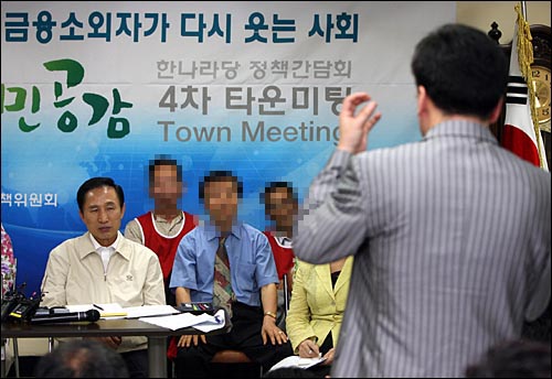 한나라당이 미운 이유는? 19일 오전 이명박 한나라당 대선후보가 참석한 가운데 서울 서초동 대한법률구조공단 강당에서 열린 신용불량자와의 '타운미팅'에서 한 참석자가 '신용불량자를 이라크전에 총알받이로 보내자고 했던 사람이 현재 한나라당 비례대표 의원이다' '한나라당을 좋아할 수 없다'고 지적하고 있다.