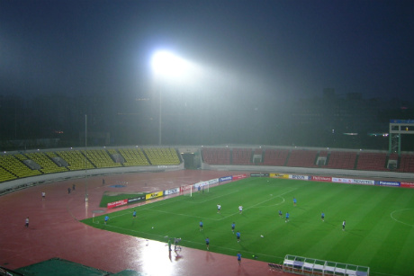 비가 내리는 경기장  억수같이 퍼붓는 빗줄기는 관중 동원에 대한 걱정으로 자연스럽게 이어졌다. 이 와중에도 성남 일화 선수들은 비를 맞으며 연습에 몰두했다.