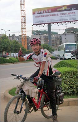 몽골부터 4431km를 자전거로 달려 쿤밍에 도착한 글쓴이.