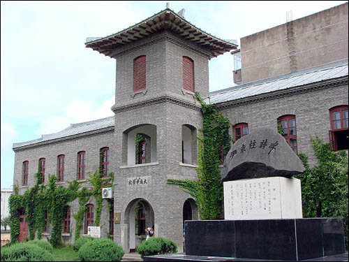 대성중학과 은진중학 등 이곳의 학교들이 합쳐져 현재의 룽징중학이 되었다. 지금 이 건물은 역사관과 기념품 가게로 활용되고 있다.