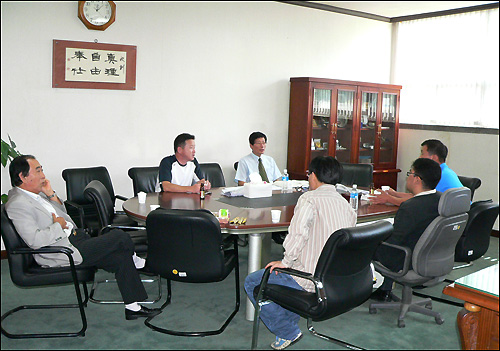 한남대학교 총동문회 상징탑복원추진위원들이 총장실을 점거하고 농성을 벌이고 있다.