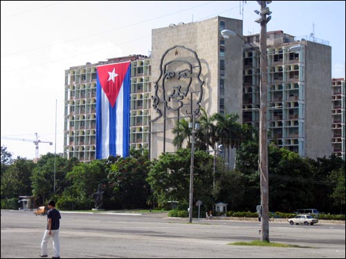 쿠바 아파트 건물 벽에 체 게바라 초상이 설치돼 있다.
