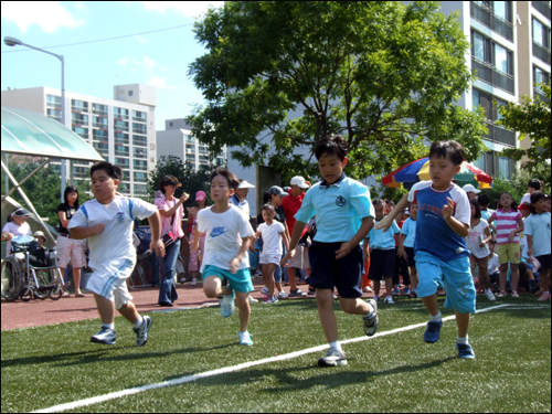 [50m 달리기]  출발하기전 긴장감과 결승선을 통과할 때의 기분, 손목에 도장을 받으며 좋아했던 감정은 예나 지금이나 변함없는 것 같다.