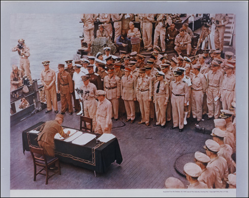 1945. 9. 2. 도쿄, 미 미조리 함상에서 일본 대표가 항복문서에 서명하는 장면을 맥아더 미 극동사령관이 지켜보고 있다..
