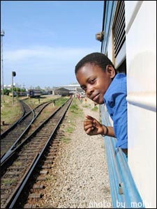 열차 창가에서 만난 아가씨는 얼굴만 보곤 소년인 줄 알았다. 그녀는 음베야에서 내려 말라위로 간다고 했다.