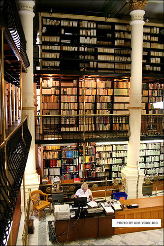주의사당 내의 도서관.