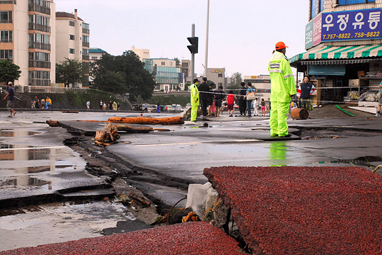 지난 9월 16일 태풍 나리의 여파로 인해 도로가 파손된 제주도 제주시내.