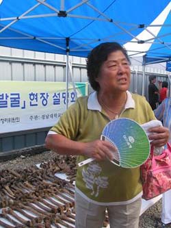 김정순 할머니  어머니와 할머니의 손을 잡고 아버지의 유해를 찾아 산길을 오르던 어린시절을 회상하며 눈물을 흘렸다.