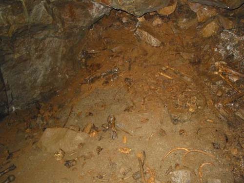 동굴의 붕괴 위험으로 미처 다 수습하지 못한 유해가 흙더미에 묻혀 있다. 