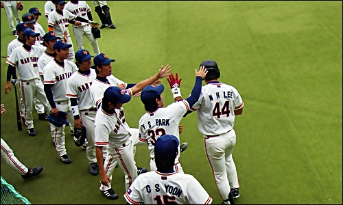 야구의 꽃은 홈런 7회말 홈런을 때린 한양대 4번 타자 이명환이 동료들의 축하를 받고 있다. 이 홈런으로 한양대는 6-1로 점수를 벌렸다.