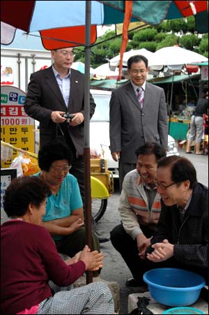  23일 창원 사파시장을 찾은 권영길 대선후보가 상인들을 만나 이야기를 나누고 있다.