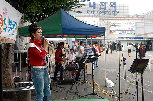 추석명절을 이틀 앞둔 9월 23일 대전역 광장, 대전부르스 노래비 앞에서는 가수 박승란이 귀성객들을 위해 애잔하게 대전부르스를 부르고 있었다.